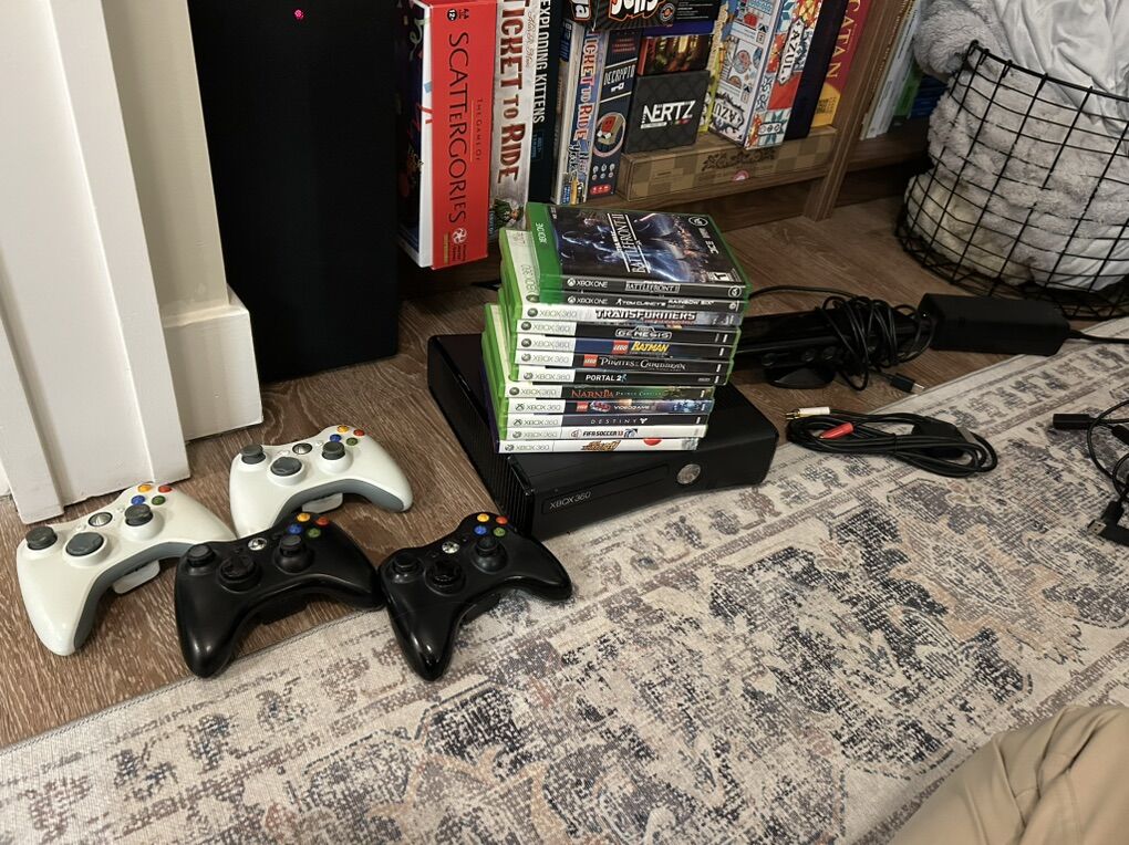 Xbox 360 Console + Kinect + 4 Controllers