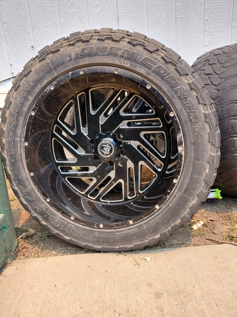 Hardcore Off-Road Black/Machined 22" Wheels w/ Toyo Open Country M/T 35x12.50R22LT Tires