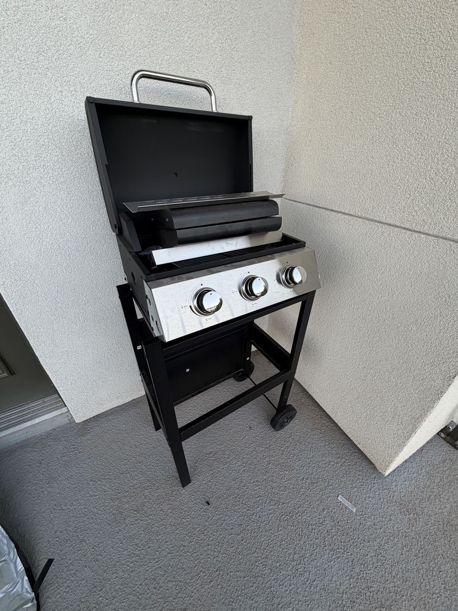 3-Burner Outdoor Propane Gas Grill with Wheels and Stainless Steel Control Panel