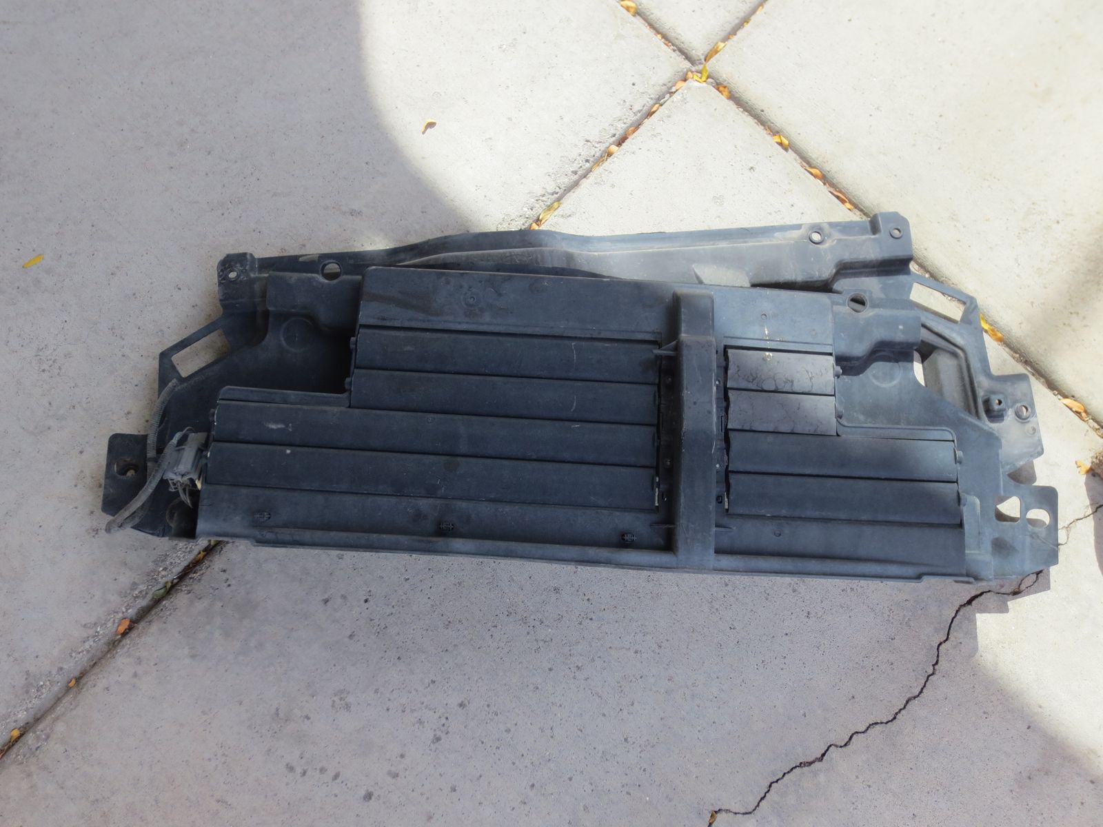 17-23 LAND ROVER DISCOVERY RADIATOR UPPER AIR DUCT GRILLE GRILL AIR SHUTTER OEM $320