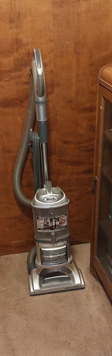 Shark Navigator LiftAway Deluxe Vacuum Cleaner 