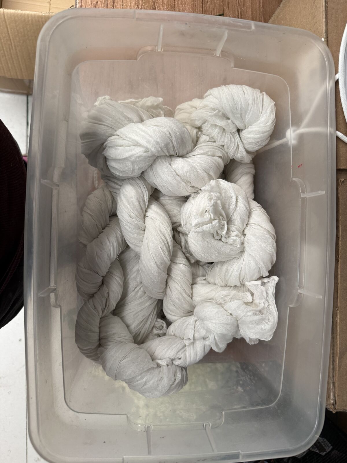 6 White Table Runners