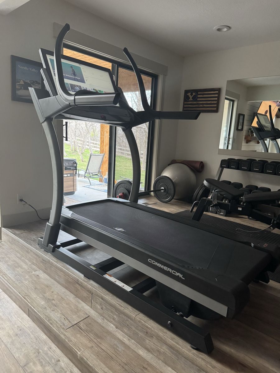 2020 Nordic Track x32i Treadmill