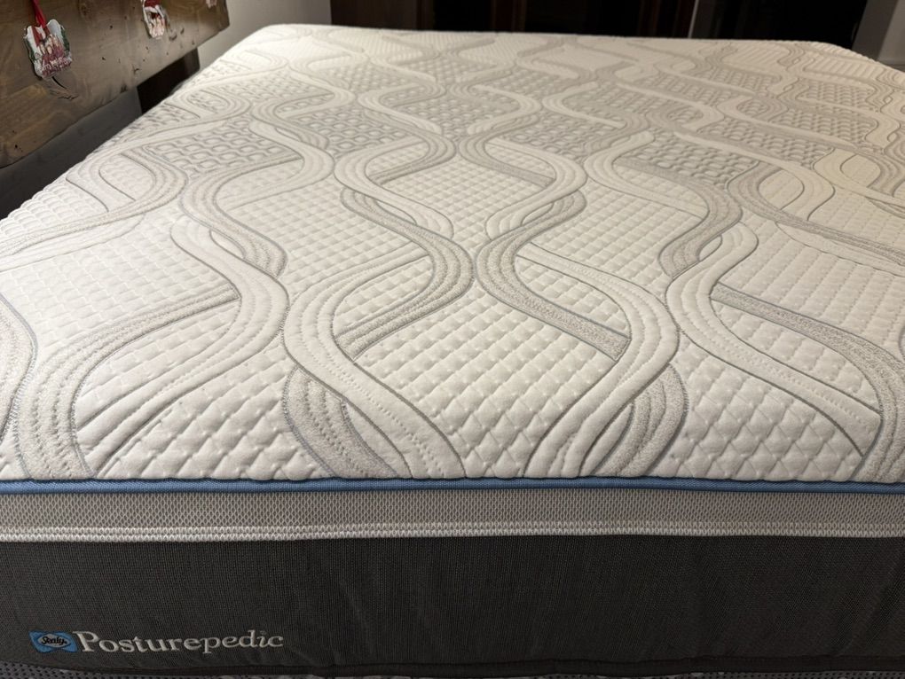 Good As new! Sealy Posturepedic Hybrid King! $300