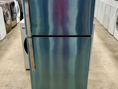 LARGE GE TOP FREEZER REFRIGERATOR WITH ICE MAKER
