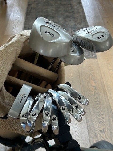 Womens golf clubs and pull cart