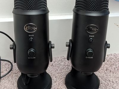 Blue Yeti USB Condenser Microphones Black w/ 3d printed stands