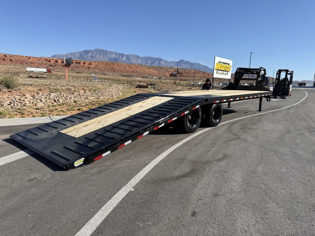 2026 PJ Trailers 32' Low Pro Gooseneck Flatdeck with Duals and Hydraulic Dovetail