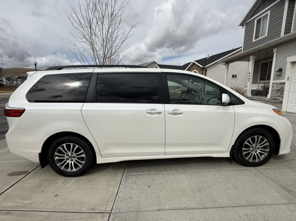 2020 Toyota Sienna XLE Premium 8-Passenger
