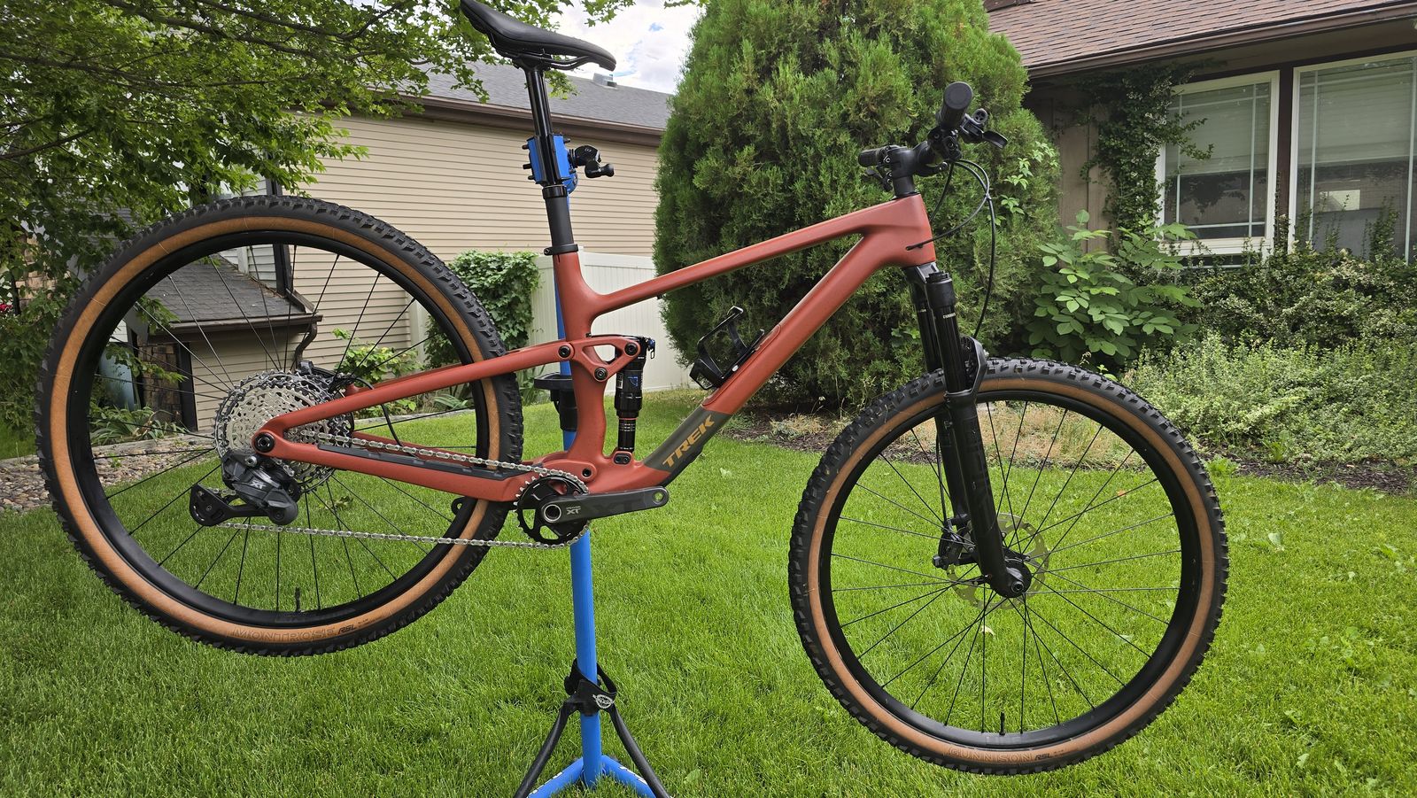 2026 Trek Top Fuel 9.8 XT Di2 Size Medium/Large (M/L)