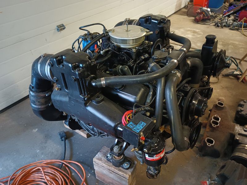 SBC 350 runs good Carburetors and Heads 5.7 Holley