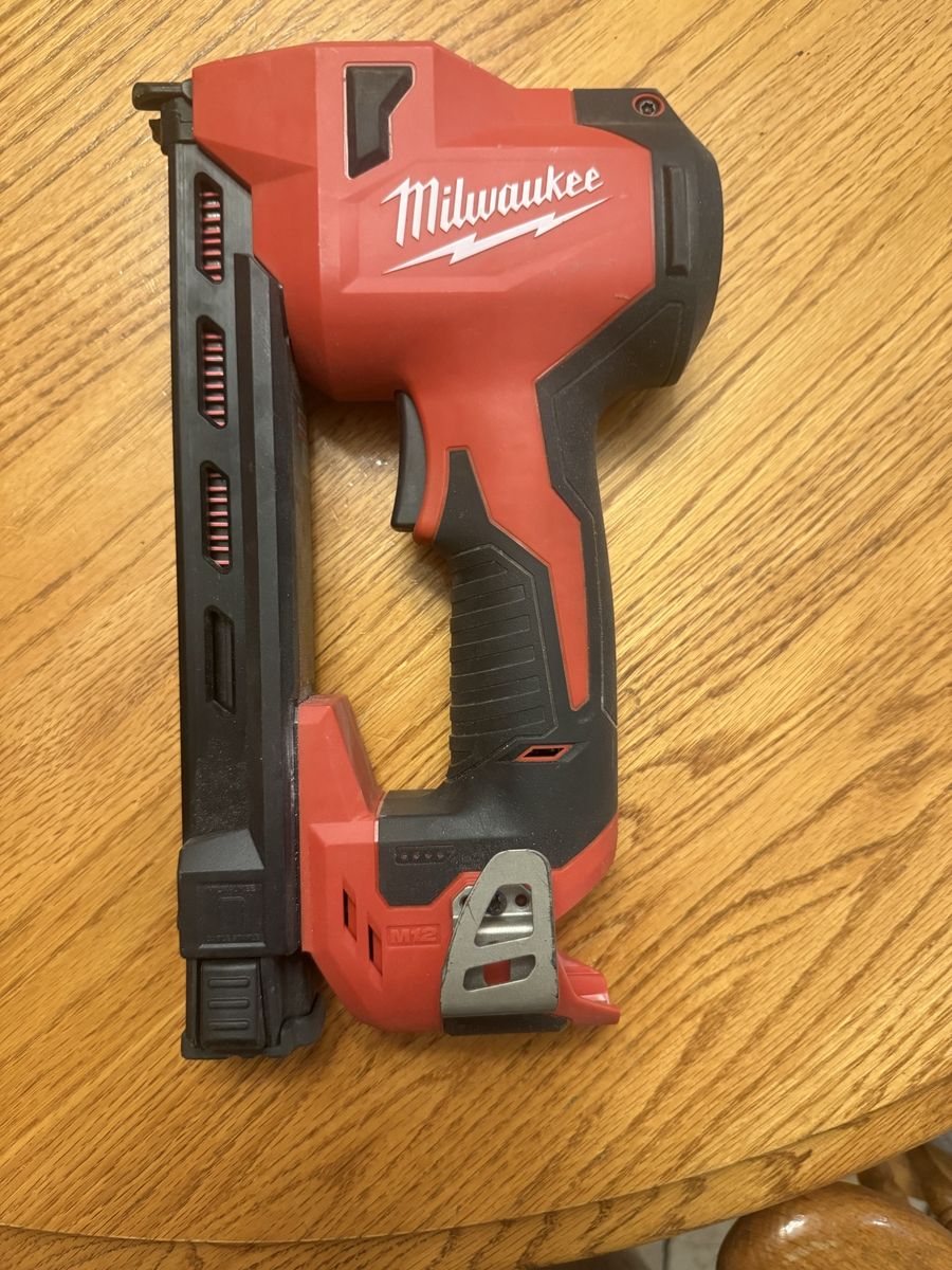 Milwaukee M12 Cable Stapler