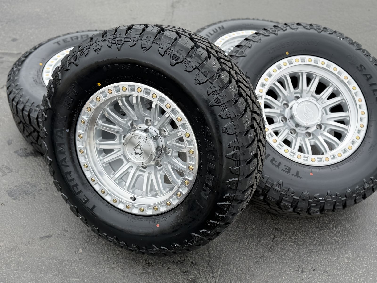 17 Arena 8 Lug 8x6.5 8x165 33 Sailun R/T 285/70R17