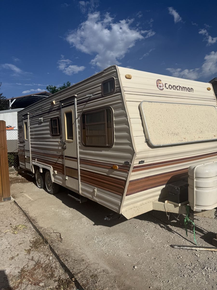 1983 Coachmen 24’ bumper pull