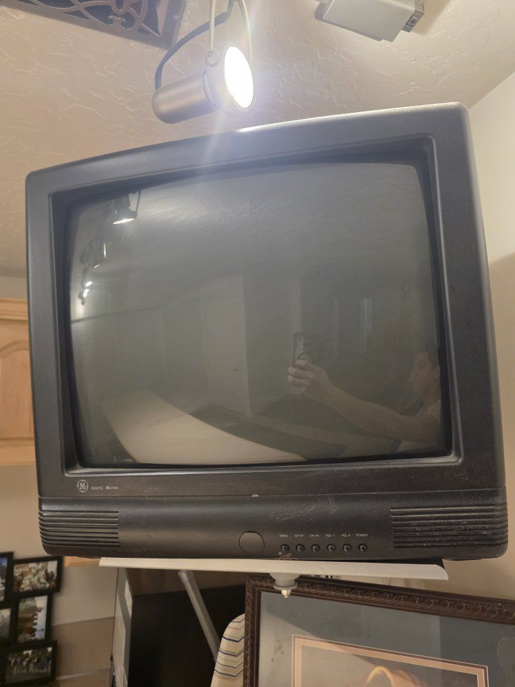 GE 20GT361B 20-inch CRT Television - Classic Black TV