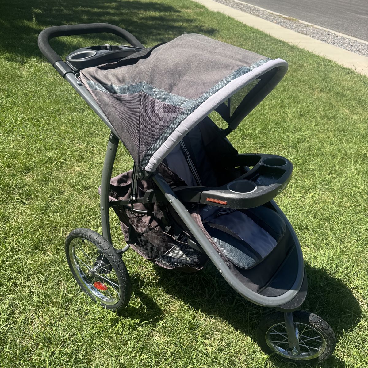 Graco Jogging Running Stroller Gray Black Three-Wheel Stroller with Canopy collapsible just power washed. 