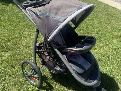 Graco Jogging Running Stroller Gray Black Three-Wheel Stroller with Canopy collapsible just power washed.