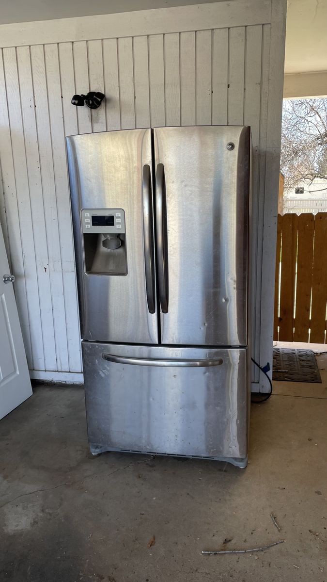GE FrIdge with Ice Maker and Water