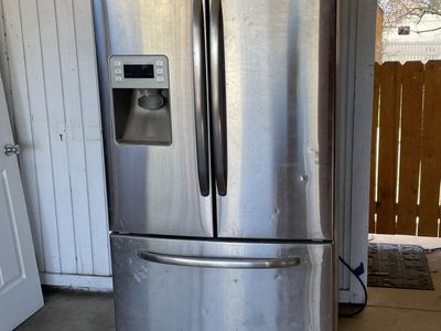 GE FrIdge with Ice Maker and Water