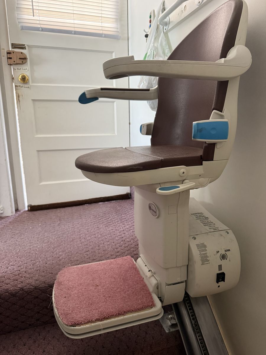 Handicare Straight STAIRLIFT CHAIRLIFT. 15ft Rail, Brown Seat, Good Working Condition