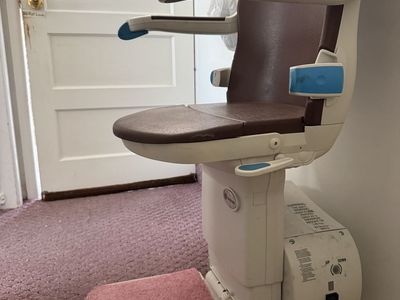 Handicare Straight STAIRLIFT CHAIRLIFT. 15ft Rail, Brown Seat, Good Working Condition