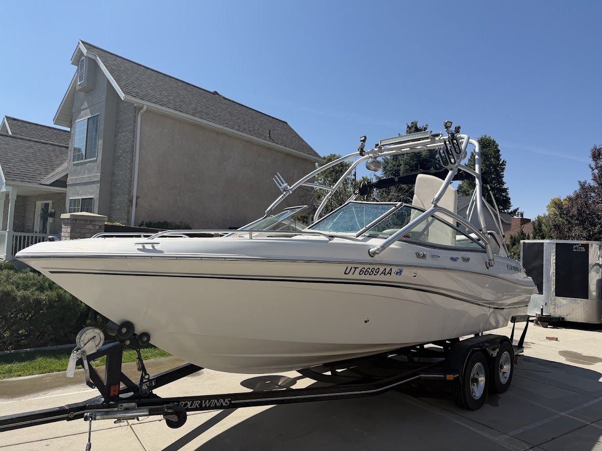 2002 Four Winns 22 ft with swimdeck