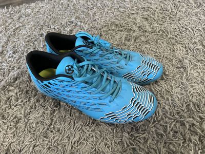 JuzelX Soccer Cleats – Size 8.5 (EU 42)