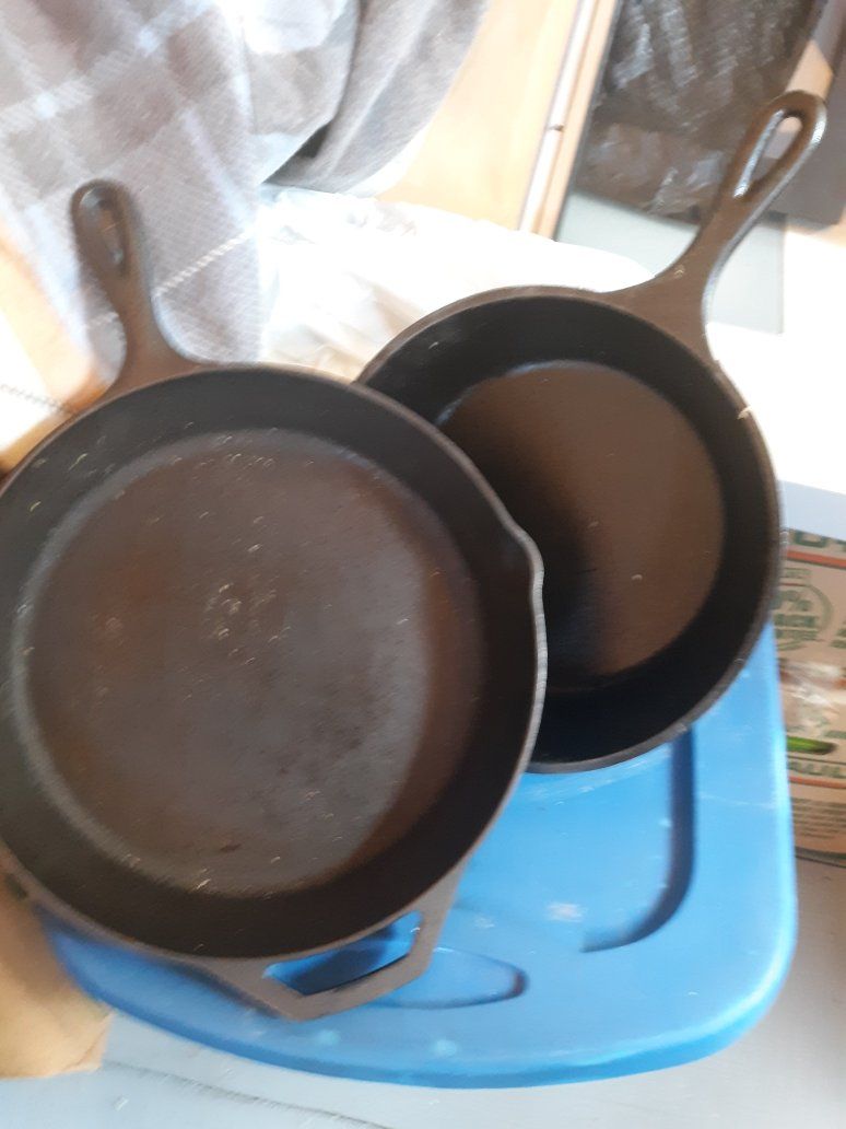 lodge fry pans new 35 .00 for the pair