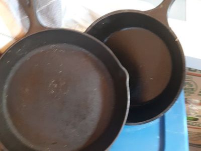 lodge fry pans new 35 .00 for the pair