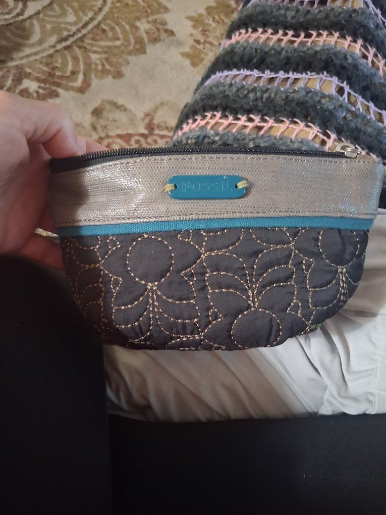 Fossil keyper pouch w key