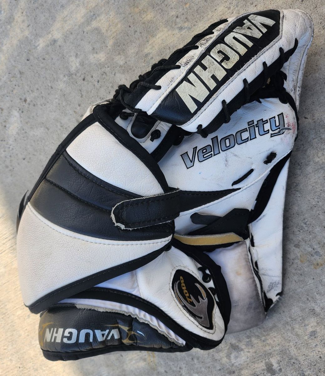 Vaughn Velocity 8000 goalie glove