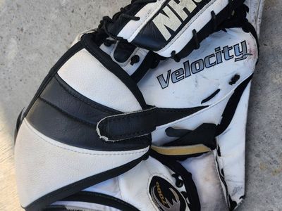 Vaughn Velocity 8000 goalie glove