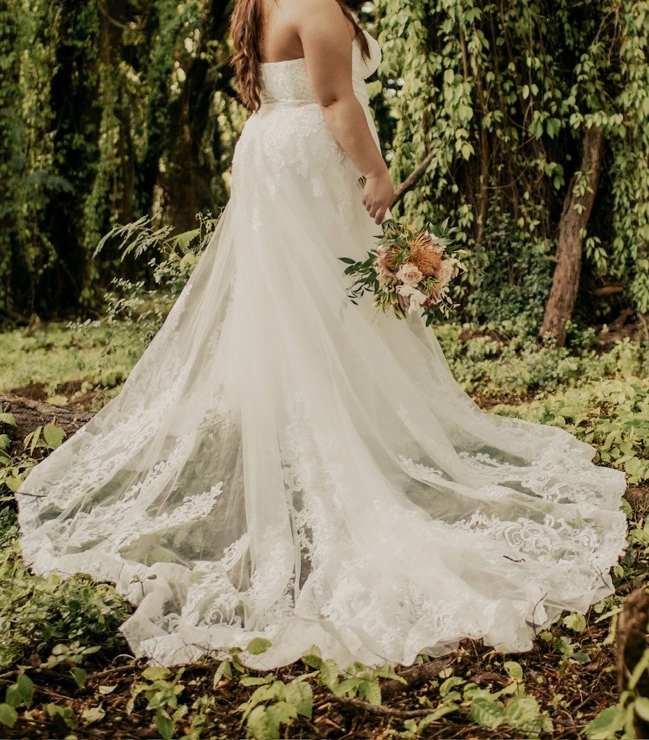 Oleg Cassini Strapless Lace Wedding Dress with Train Size 18W & Accessories