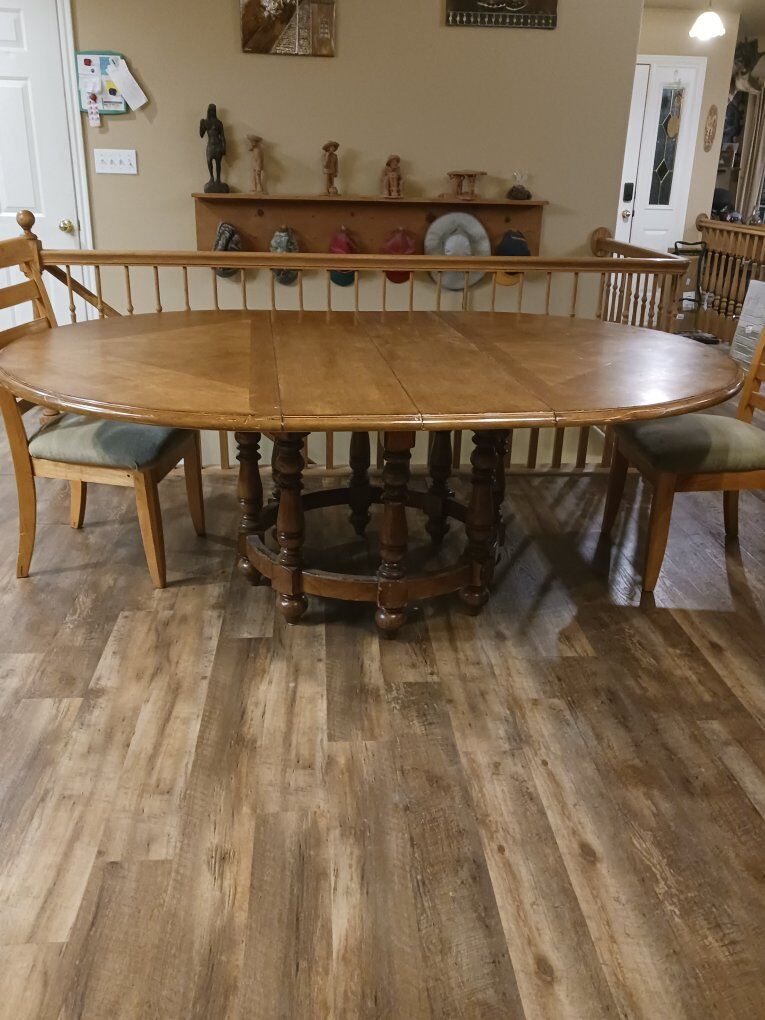 Dining table with 2 leafs and 4 Chairs