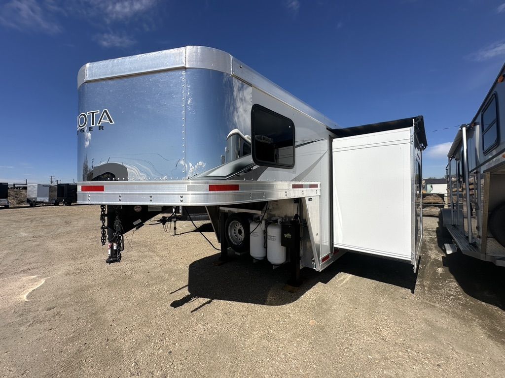 Barely USED 2021 Lakota Charger 4 Horse Living Quarters!  Nice!