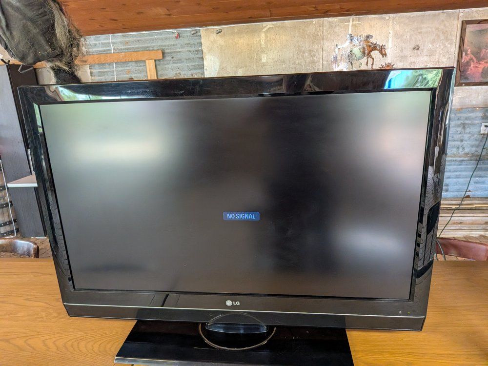 LG 42LC7D LCD HDTV 42 inch featuring Super-IPS Technology TV Computer or Laptop Monitor