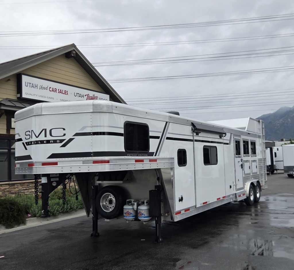 3 Horse Trailer w/ Living Quarters Gooseneck P8313SSR Lakota SMC Trailers 2026