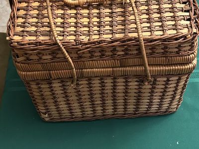 Fun Picnic Basket! 4 Plates 4 Cups