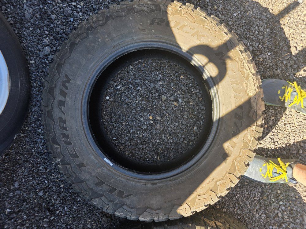 275/65r18 2 tires about the same tread.