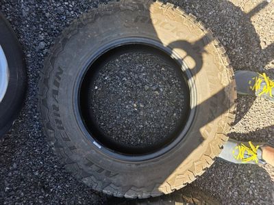 275/65r18 2 tires about the same tread.