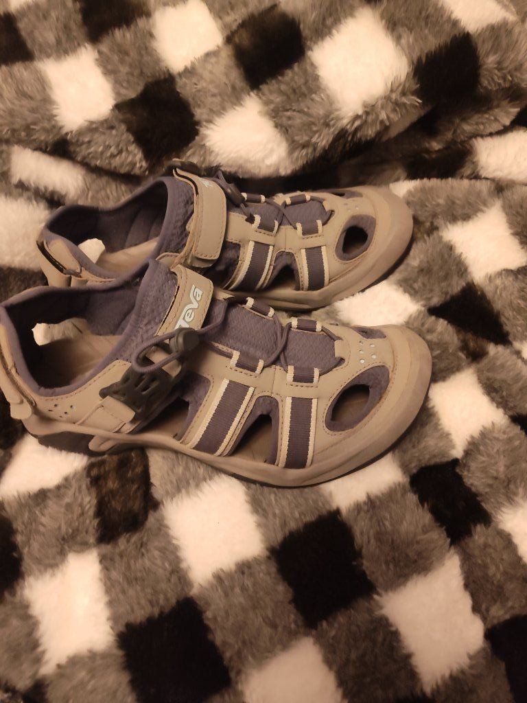 Teva Women's Omnium sandals-size 9