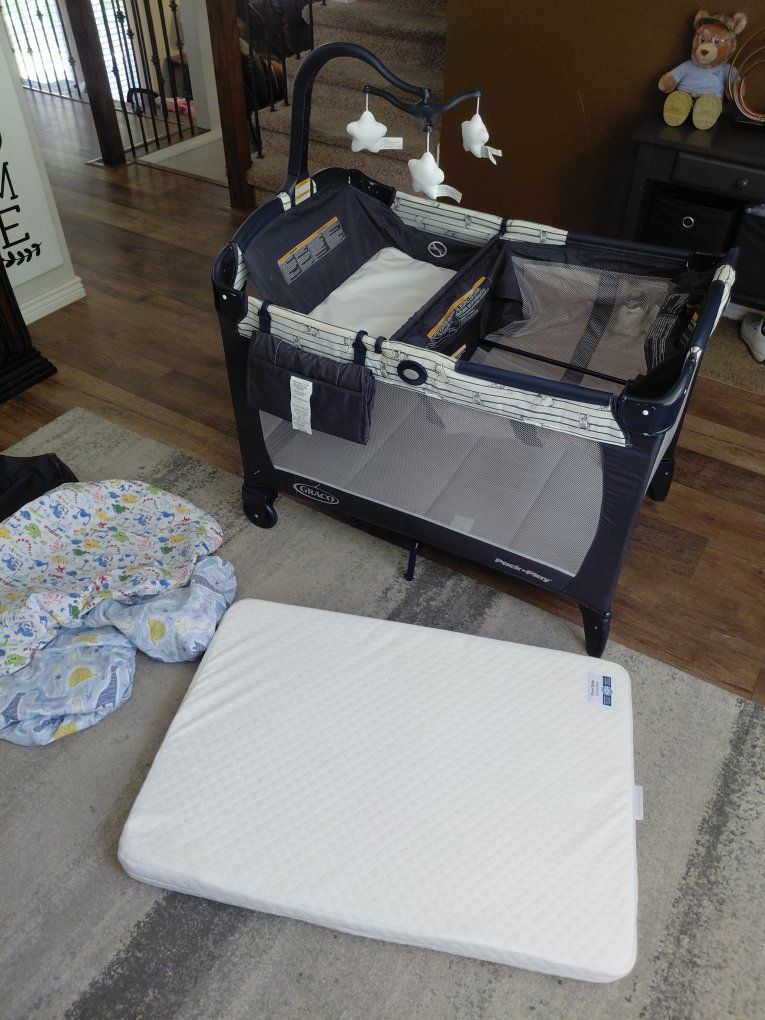 Graco Pack 'n Play Playard with Bassinet Attachment, Mattress, and Sheets