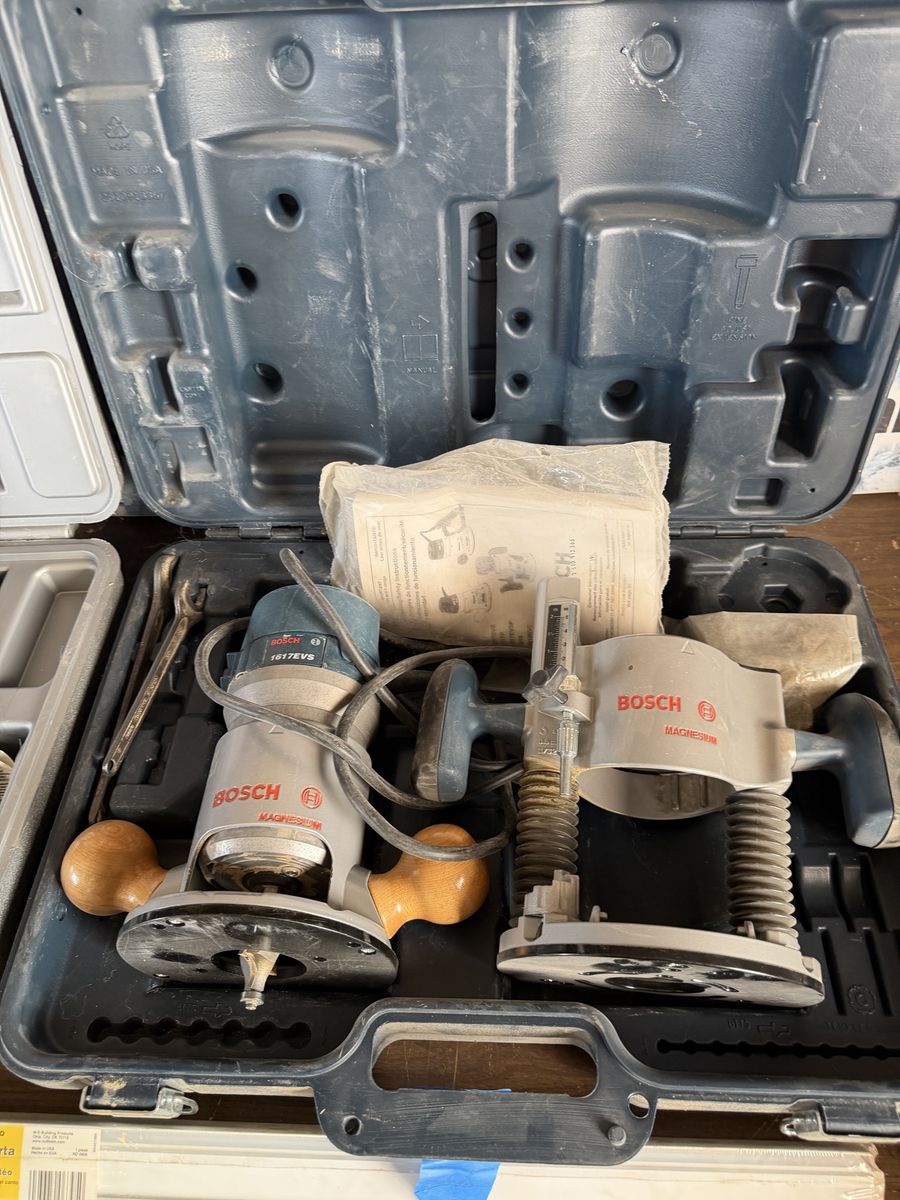 Bosch 1617EVS Variable Speed Router Kit with Fixed & Plunge Bases in Original Case