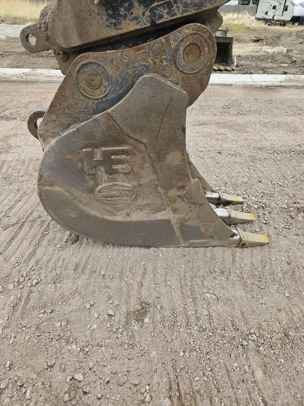 24" EXCAVATOR BUCKET - CAT 320 80MM PINS