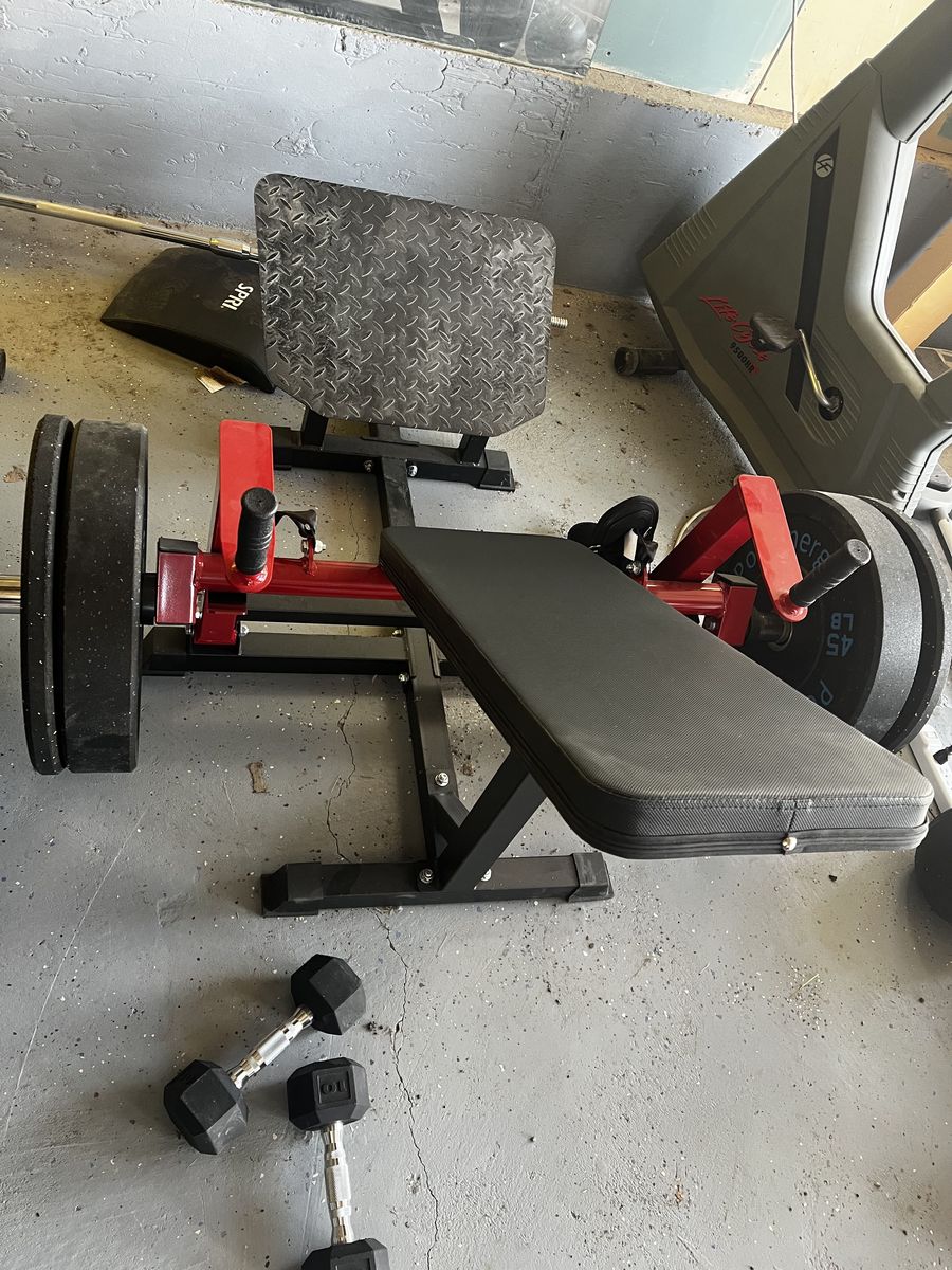 Hip thrust machine