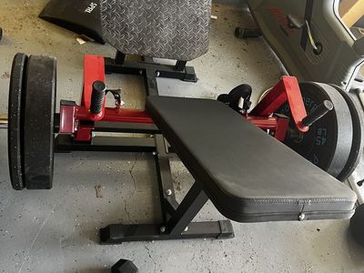 Hip thrust machine