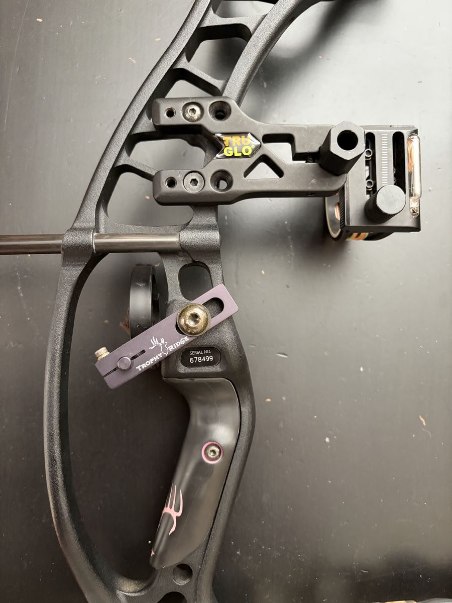 Hoyt Vicxen Compound Bow 40-50lb - Ready-to-Hunt Package with Arrows & Tru-Fire Release