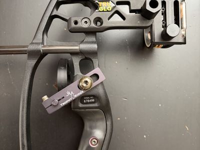 Hoyt Vicxen Compound Bow 40-50lb - Ready-to-Hunt Package with Arrows & Tru-Fire Release