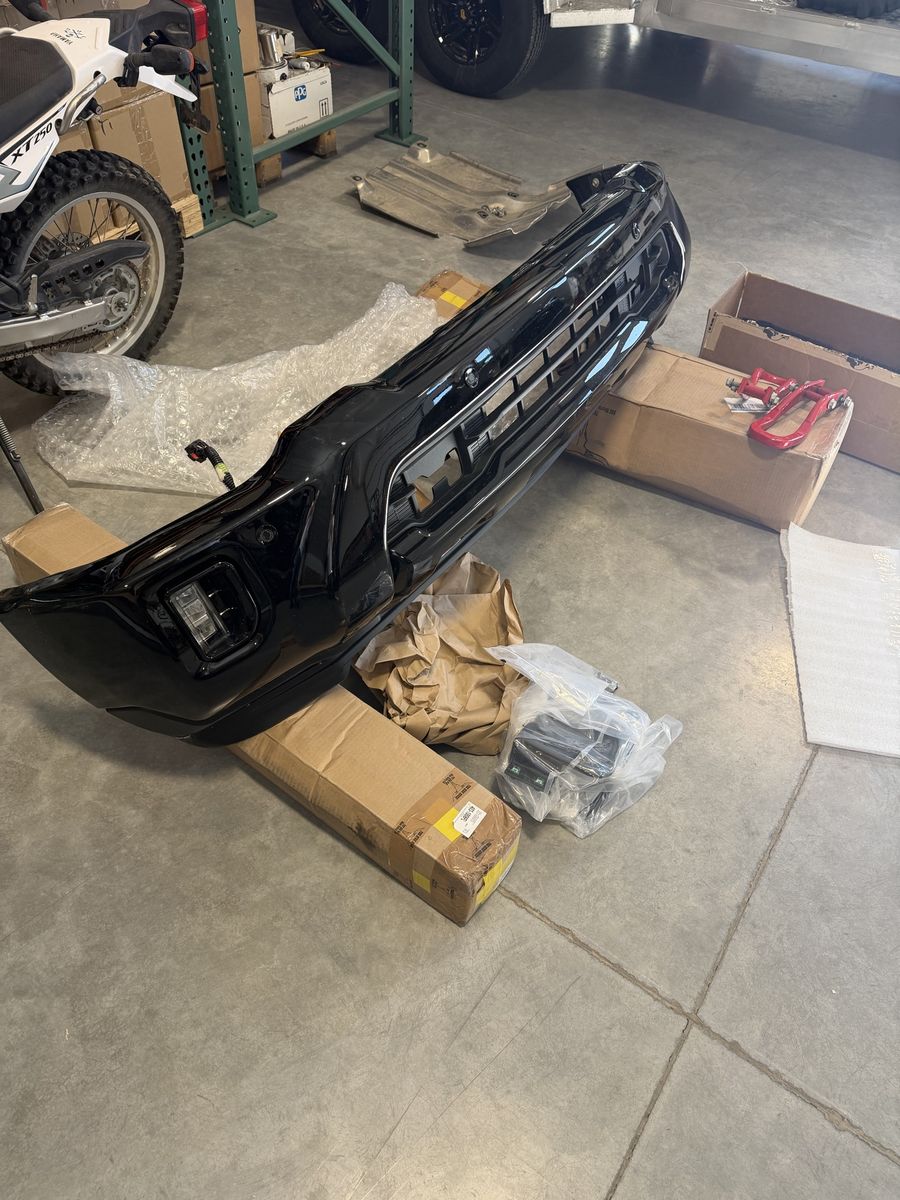 New Black Front Bumper Grille Assembly