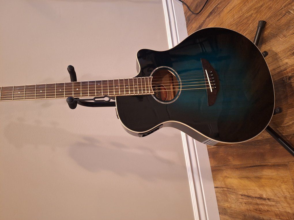 yamaha apx600 guitar like new.